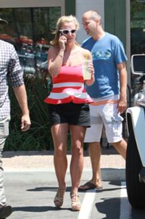 Britney Spears feet photo thumbnail