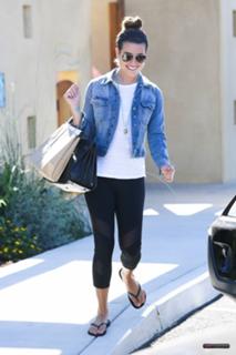 Lea Michele feet photo thumbnail