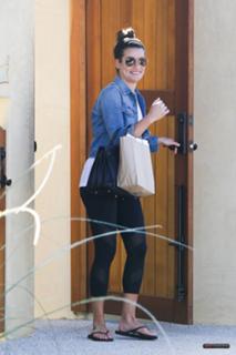 Lea Michele feet photo thumbnail