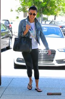 Lea Michele feet photo thumbnail