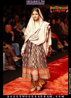Anushka Sharma feet photo thumbnail