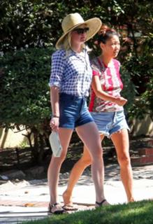 Kirsten Dunst feet photo thumbnail