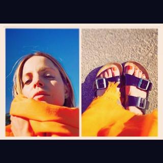 Mena Suvari feet photo thumbnail