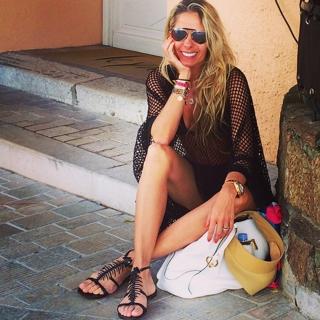 Adriane Galisteu feet photo thumbnail