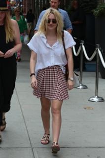 Dakota Fanning feet photo thumbnail