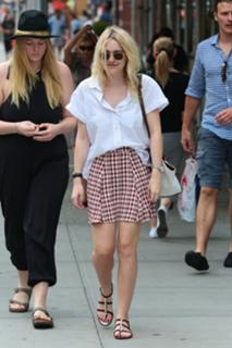 Dakota Fanning feet photo thumbnail