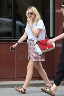 Dakota Fanning feet photo thumbnail