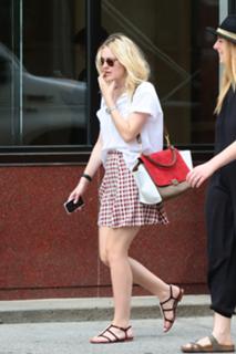 Dakota Fanning feet photo thumbnail