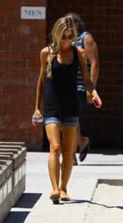 Denise Richards feet photo thumbnail