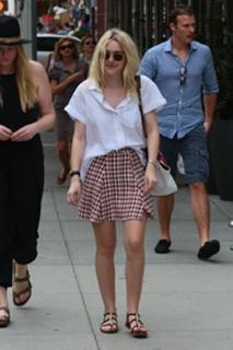 Dakota Fanning feet photo thumbnail