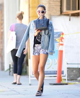 Vanessa Hudgens feet photo thumbnail