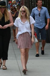 Dakota Fanning feet photo thumbnail