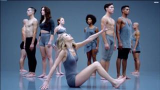 Taylor Swift feet photo thumbnail