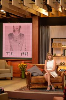 Taylor Swift feet photo thumbnail