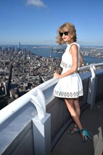 Taylor Swift feet photo thumbnail