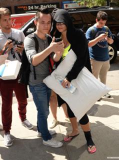 Demi Lovato feet photo thumbnail
