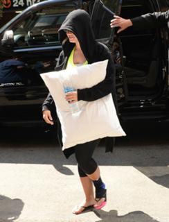 Demi Lovato feet photo thumbnail