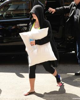 Demi Lovato feet photo thumbnail