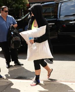 Demi Lovato feet photo thumbnail