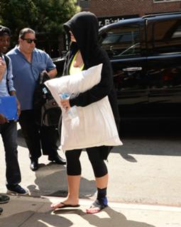 Demi Lovato feet photo thumbnail