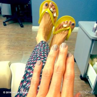 Jenna Elfman feet photo thumbnail