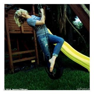 Jenna Elfman feet photo thumbnail