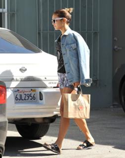 Vanessa Hudgens feet photo thumbnail