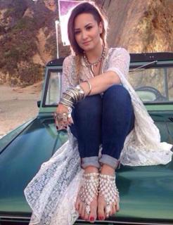Demi Lovato feet photo thumbnail
