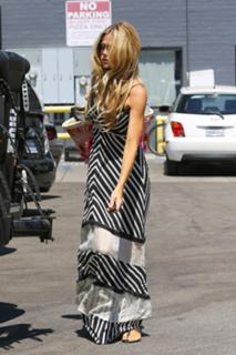 Denise Richards feet photo thumbnail