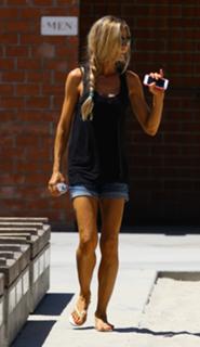 Denise Richards feet photo thumbnail