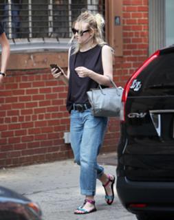 Dakota Fanning feet photo thumbnail