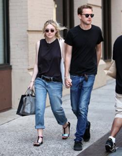 Dakota Fanning feet photo thumbnail