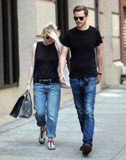 Dakota Fanning feet photo thumbnail
