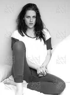 Kristen Stewart feet photo thumbnail