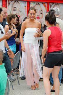 Chrissy Teigen feet photo thumbnail