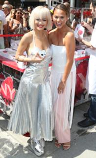 Chrissy Teigen feet photo thumbnail