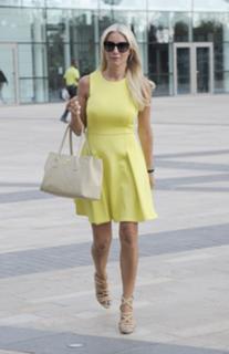 Denise Van Outen feet photo thumbnail