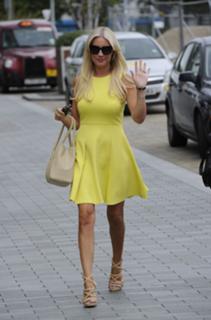 Denise Van Outen feet photo thumbnail