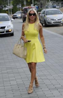 Denise Van Outen feet photo thumbnail