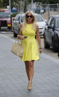 Denise Van Outen feet photo thumbnail