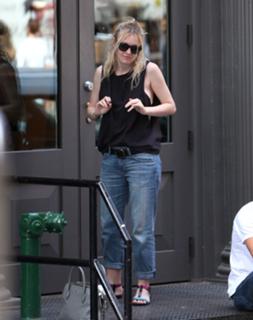 Dakota Fanning feet photo thumbnail