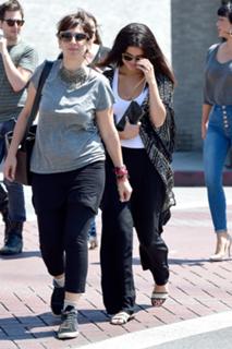 Selena Gomez feet photo thumbnail