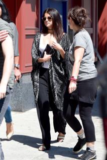 Selena Gomez feet photo thumbnail