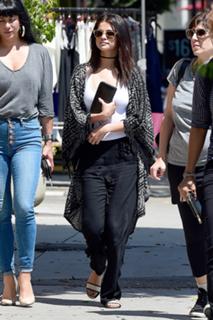 Selena Gomez feet photo thumbnail