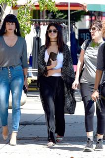 Selena Gomez feet photo thumbnail