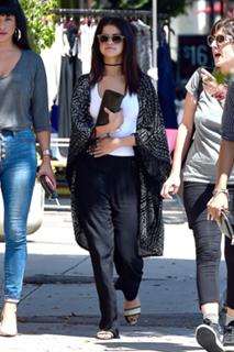 Selena Gomez feet photo thumbnail