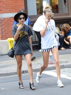 Zoë Kravitz feet photo thumbnail