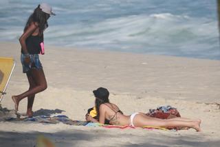 Isis Valverde feet photo thumbnail