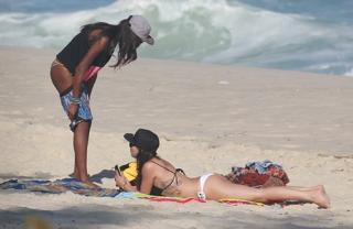 Isis Valverde feet photo thumbnail