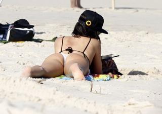 Isis Valverde feet photo thumbnail